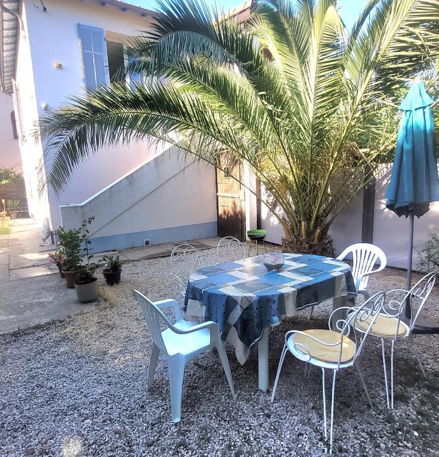 Villa la Désirée - haut de villa,62m2 , 3 pièces , 6 lits, 8 persons max,120m2 Jardin avec parking Antibes Esterno foto