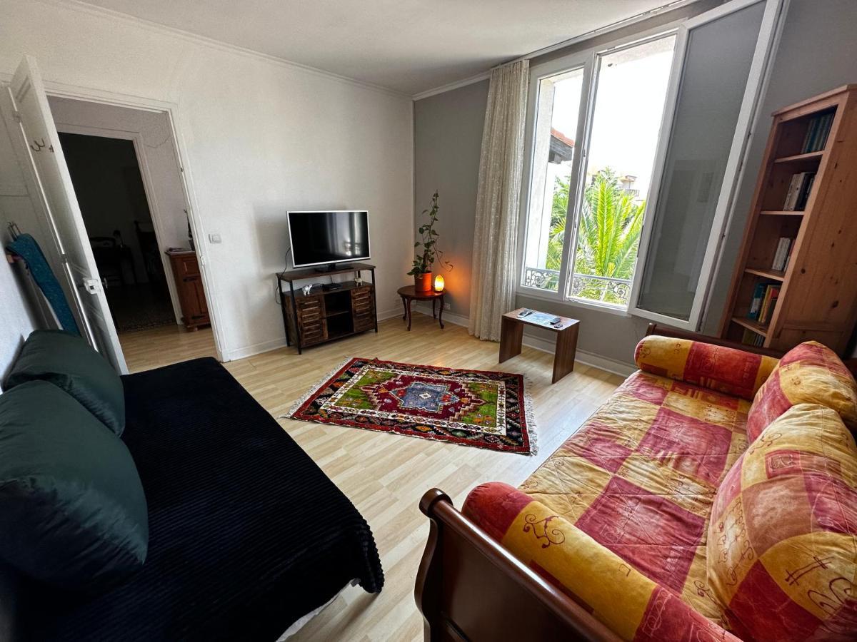Villa la Désirée - haut de villa,62m2 , 3 pièces , 6 lits, 8 persons max,120m2 Jardin avec parking Antibes Esterno foto